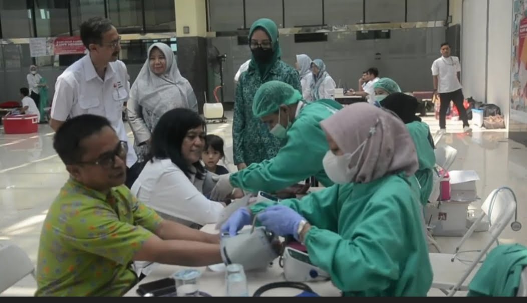 Kepala Unit Donor Darah PMI Tangerang Selatan, Suhara Manullang mengatakan, targetnya sebanyak 200 hingga 300 kantong darah bisa terpenuhi lewat aksi donor darah tersebut.