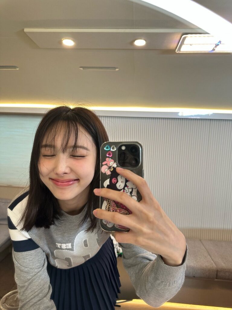 Nayeon TWICE Cantik Awet Muda Saat Selfie
