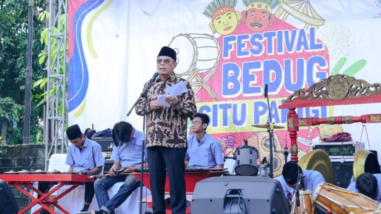 Benyamin Davnie membuka secara resmi acara Festival Bedug