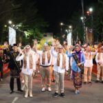 Pilar Saga Ichsan memperkenalkan batik khas tangerang selatan di karnaval budaya Apeksi ke-16 di Makassar