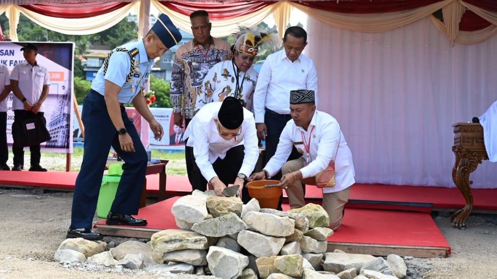 Wapres KH Ma'ruf Amin meletakan batu pertama pembangunan Taman Ruang Terbuka Hijau (RTH) Fakfak