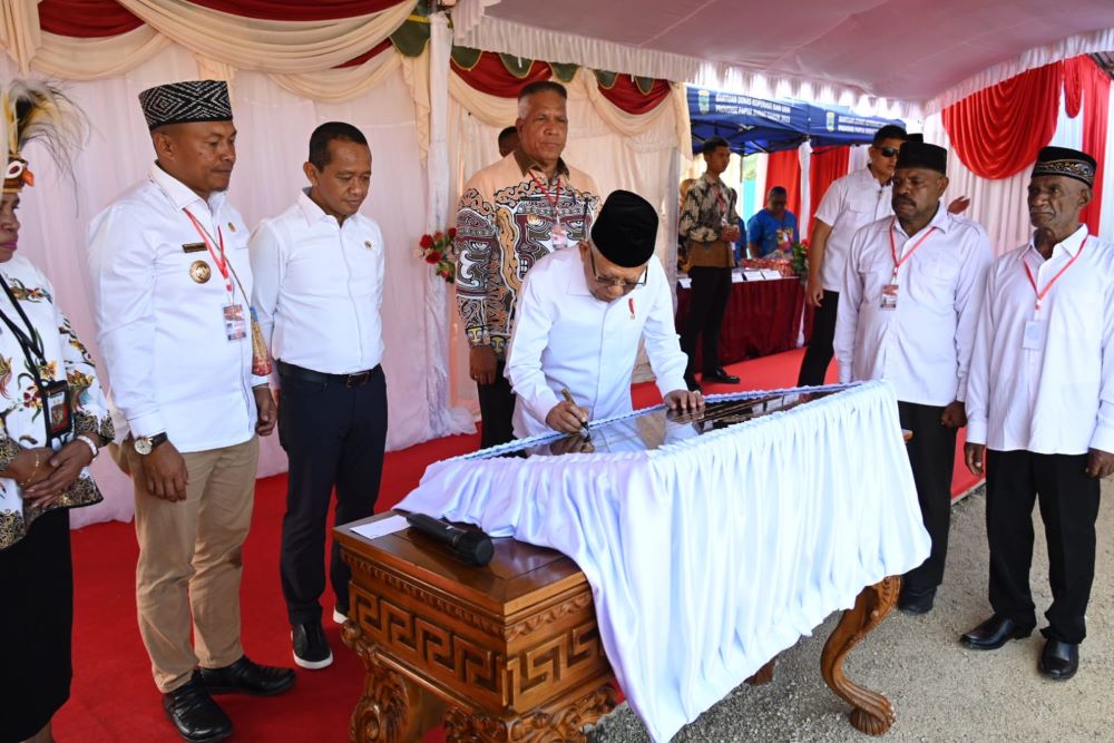 Wapres KH Ma'ruf Amin meletakan batu pertama pembangunan Taman Ruang Terbuka Hijau (RTH) Fakfak