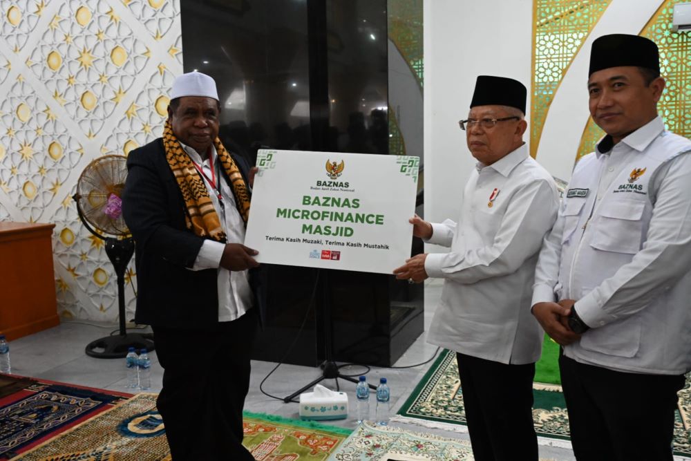 Wapres Serahkan Bantuan BAZNAS Microfinance Masjid di Kabupaten Fakfak