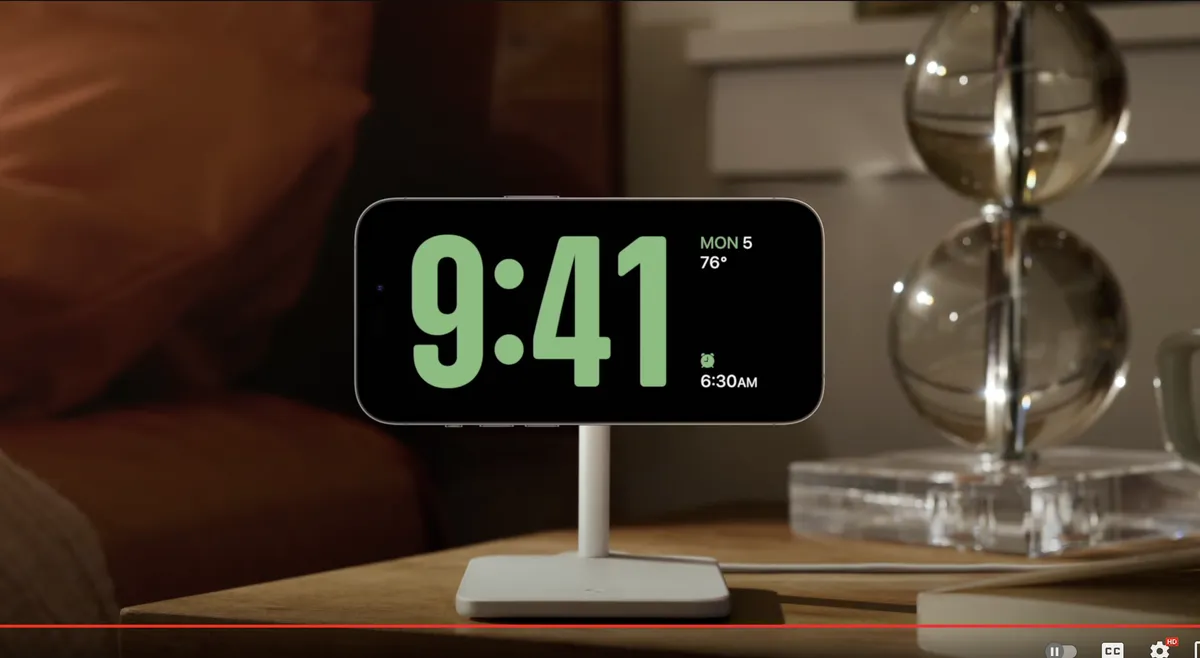 iOS 17 menambahkan layar menarik yang menampilkan foto, widget, dan info saat iPhone Anda sedang diisi.