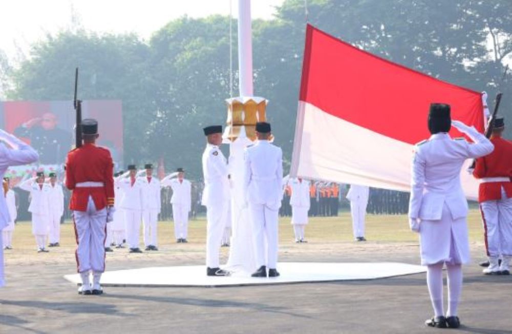 Benyamin Davnie Kenakan Baju Adat Sunda