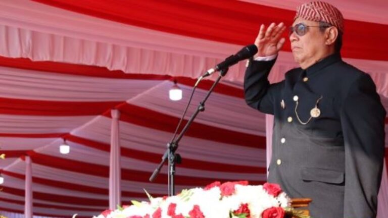 Benyamin Davnie Kenakan Baju Adat Sunda