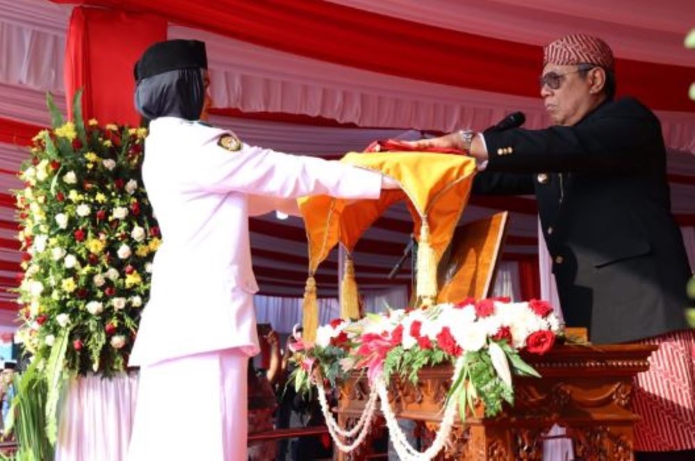 Benyamin Davnie Kenakan Baju Adat Sunda