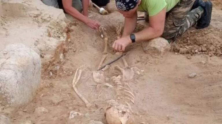 Kerangka 'Bocah Vampir' Ditemukan