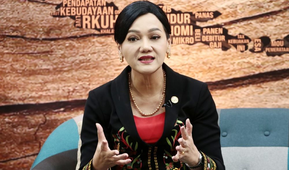 OJK Sebut Bahaya Pinjol Jerat Buruh, Ibu Rumah Tangga dan Pelajar