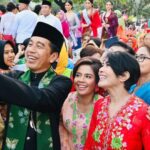 Jokowi Ingin Masyarakat Kembali Gemar Kenakan Kebaya