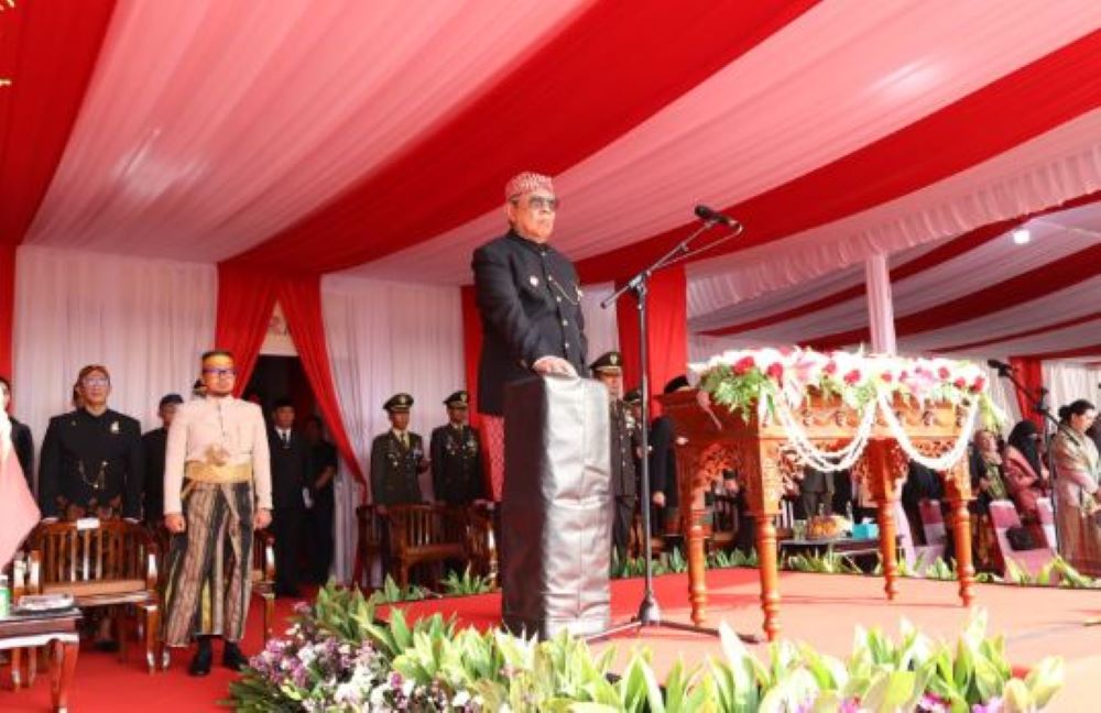 Benyamin Davnie Kenakan Baju Adat Sunda