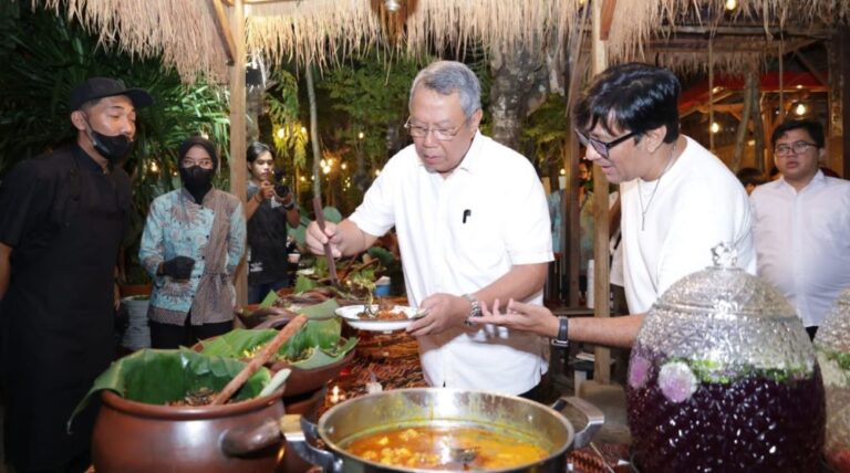 Benyamin Davnie Cicipi Citarasa Warung Kondre Milik Andre Taulany