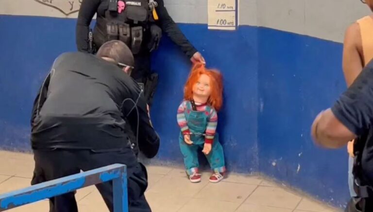 Polisi Tangkap dan Borgol 'Boneka Setan' Chucky