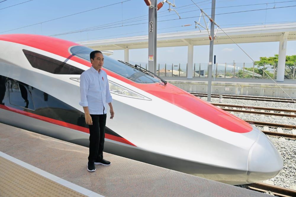 Jokowi Coba Kereta Cepat Jakarta-Bandung