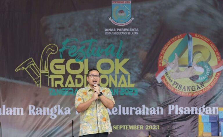 Festival Golok Tradisional Ramaikan HUT ke-43 Kelurahan Pisangan