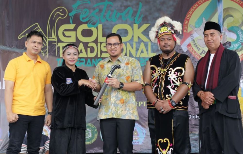 Festival Golok Tradisional Ramaikan HUT ke-43 Kelurahan Pisangan