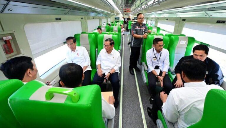 Jokowi Coba Kereta Cepat Jakarta-Bandung