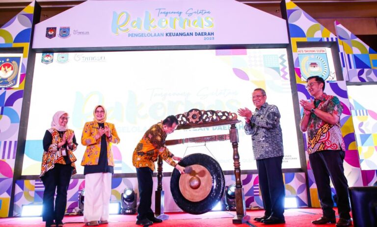 Wali Kota Tangsel Benyamin Davnie Bersama Dirjen Bina Keuda Kemendagri Buka Rakernas Pengelolaan Keuangan Daerah 2023