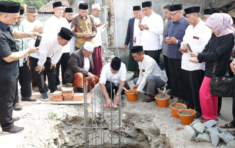 Benyamin Davnie Lakukan Peletakan Batu Pertama Pembangunan Masjid Jami Al-Istiqomah Pamulang 