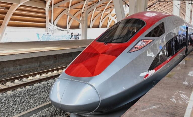 Kereta Cepat 'Whoosh' Resmi Beroperasi,