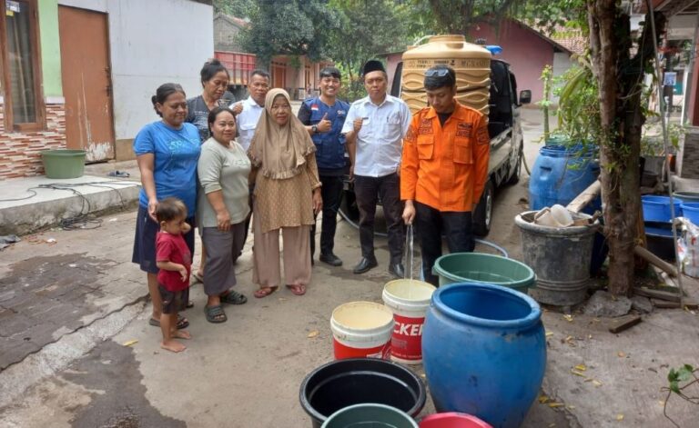 PMI Kota Tangsel Bantu Distribusikan Air Bersih kepada Warga Terdampak Kekeringan di Keranggan-Setu