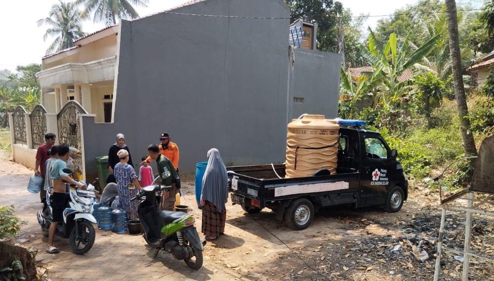 PMI Kota Tangsel Bantu Distribusikan Air Bersih kepada Warga Terdampak Kekeringan di Keranggan-Setu