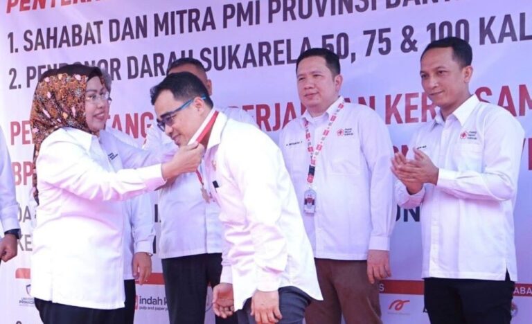 Ratu Tatu Serahkan Penghargaan kepada Pendonor Darah hingga Sahabat PMI Banten