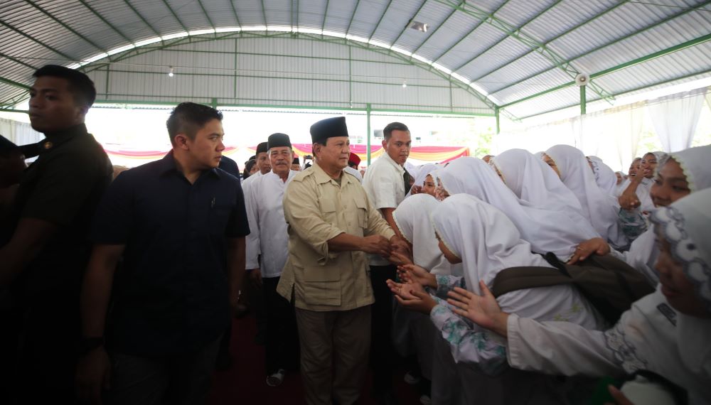 Prabowo Disambut Ribuan Santri di Ponpes Sunan Drajat
