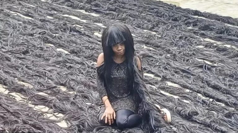 Wanita Asal Nigeria Ini Pecahkan Rekor Wig Buatan Tangan Terpanjang di Dunia