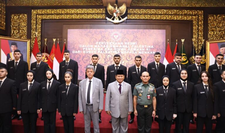 Prabowo Terima Kedatangan 22 Mahasiswa Palestina untuk Belajar di Unhan RI