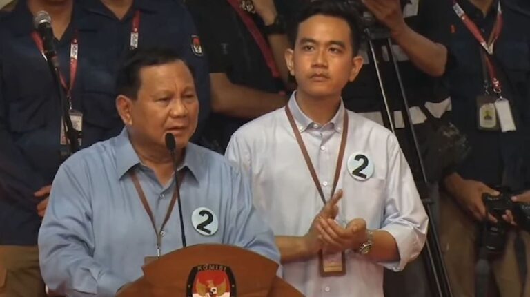 Prabowo-Gibran Saling Tos dengan Anies-Imin dan Joget Usai Pidato di KPU