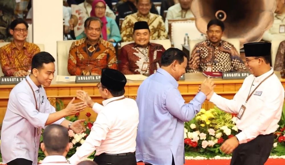 Prabowo-Gibran Saling Tos dengan Anies-Imin dan Joget Usai Pidato di KPU 
