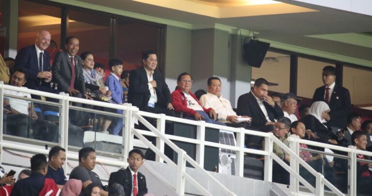 Prabowo, Jokowi dan Ibu Negara Kompak Saksikan Timnas U-17 di Surabaya