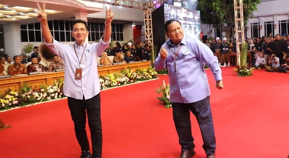 Prabowo-Gibran Saling Tos dengan Anies-Imin dan Joget Usai Pidato di KPU 