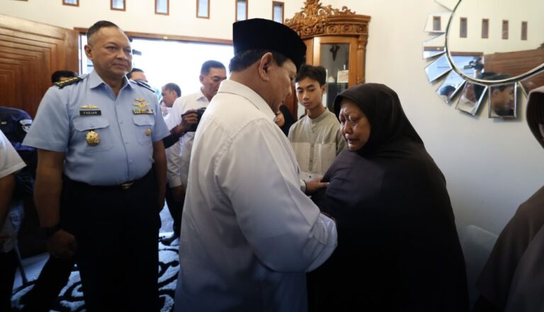 Takziah ke Rumah Duka, Menhan Prabowo Siap Bantu Keluarga Korban Jatuhnya Pesawat Super Tucano TNI AU