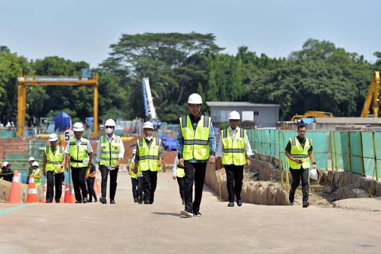Tinjau Proyek Pembangunan MRT Fase 2A, Jokowi: Lampaui Target yang Dicanangkan