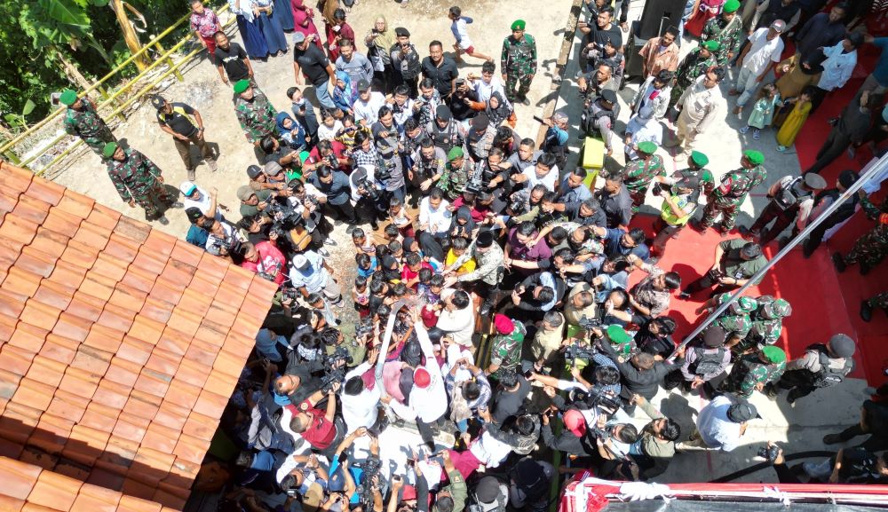 Prabowo Bergembira Ria Main Air bersama Anak-anak Saat Resmikan Titik Air Bersih di Kuningan
