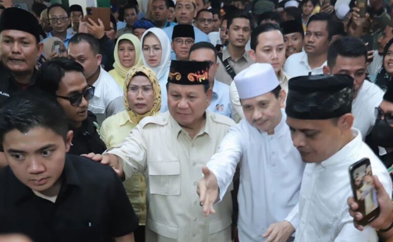 Disambut Ribuan Pendekar Banten, Prabowo Ziarah ke Makam Sultan Maulana Hasanuddin