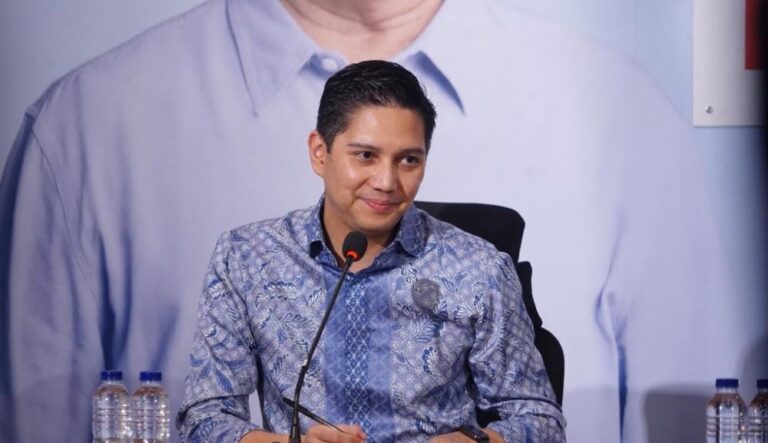 TKN: Jelang Debat, Prabowo Tetap Fokus Tugas Sebagai Menhan, Serahkan Pesawat Karya Anak Bangsa