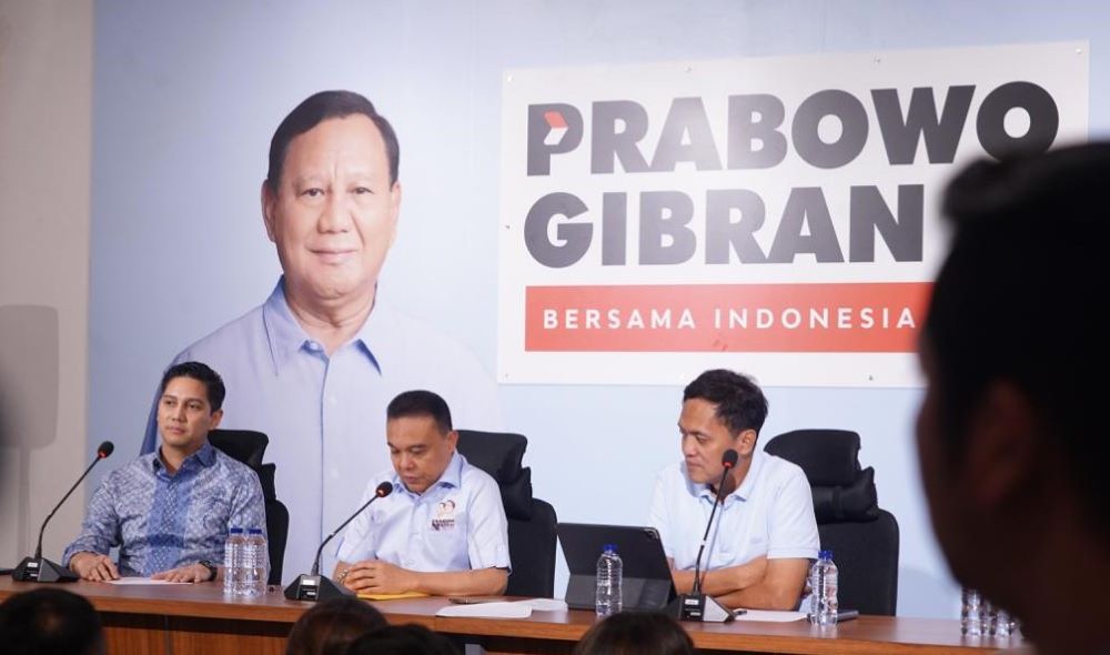 TKN: Jelang Debat, Prabowo Tetap Fokus Tugas Sebagai Menhan, Serahkan Pesawat Karya Anak Bangsa