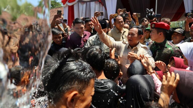 Prabowo Bergembira Ria Main Air bersama Anak-anak Saat Resmikan Titik Air Bersih di Kuningan