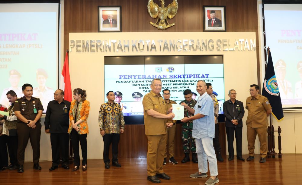 Bersama Kantah Tangsel, Benyamin Davnie Serahkan Puluhan Sertipikat Tanah Milik Warga