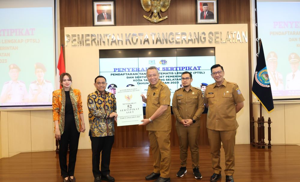 Bersama Kantah Tangsel, Benyamin Davnie Serahkan Puluhan Sertipikat Tanah Milik Warga