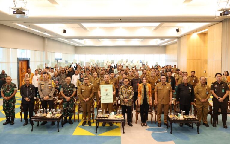 Bersama Kantah Tangsel, Benyamin Davnie Serahkan Puluhan Sertipikat Tanah Milik Warga