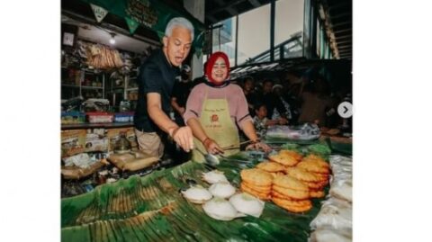 "Rasakan Keseruan Bersama Ganjar Pranowo di Pasar Pucang Anom, Jangan Lupa Cicipi Kue Cucur yang Bikin Lidah Bergoyang!"