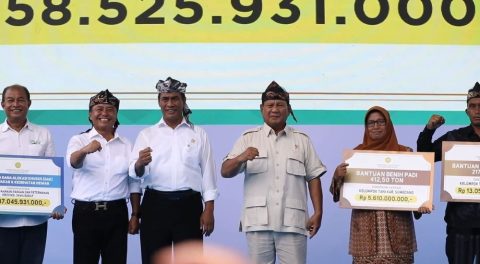 Prabowo dan Mentan Amran Bagikan Bantuan Ternak hingga Benih untuk Petani dan Peternak Sumedang