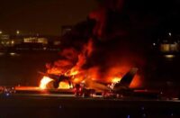 Pesawat Japan Airlines Angkut 400 Penumpang Terbakar di Landasan Pacu Bandara Haneda Tokyo