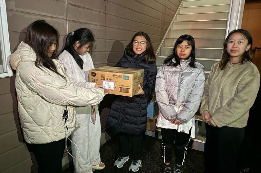 Tim KBRI Tokyo Distribusi Langsung Bantuan untuk Ratusan WNI Korban Gempa Ishikawa
