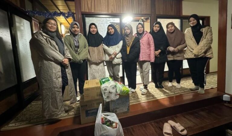 Tim KBRI Tokyo Distribusi Langsung Bantuan untuk Ratusan WNI Korban Gempa Ishikawa