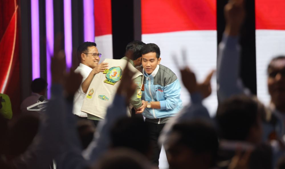 Momen Gibran Minta Maaf ke Mahfud MD di Tengah Debat: Mohon Maaf Jika Ada Kata-kata yang Salah